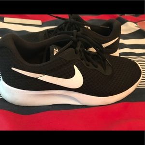 Women’s size 9.5 Nike’s Tanjun